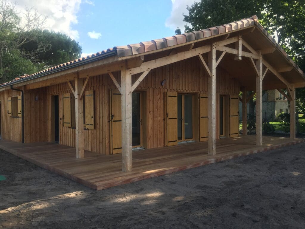 Belle maison bois avec débord de toit en Gironde