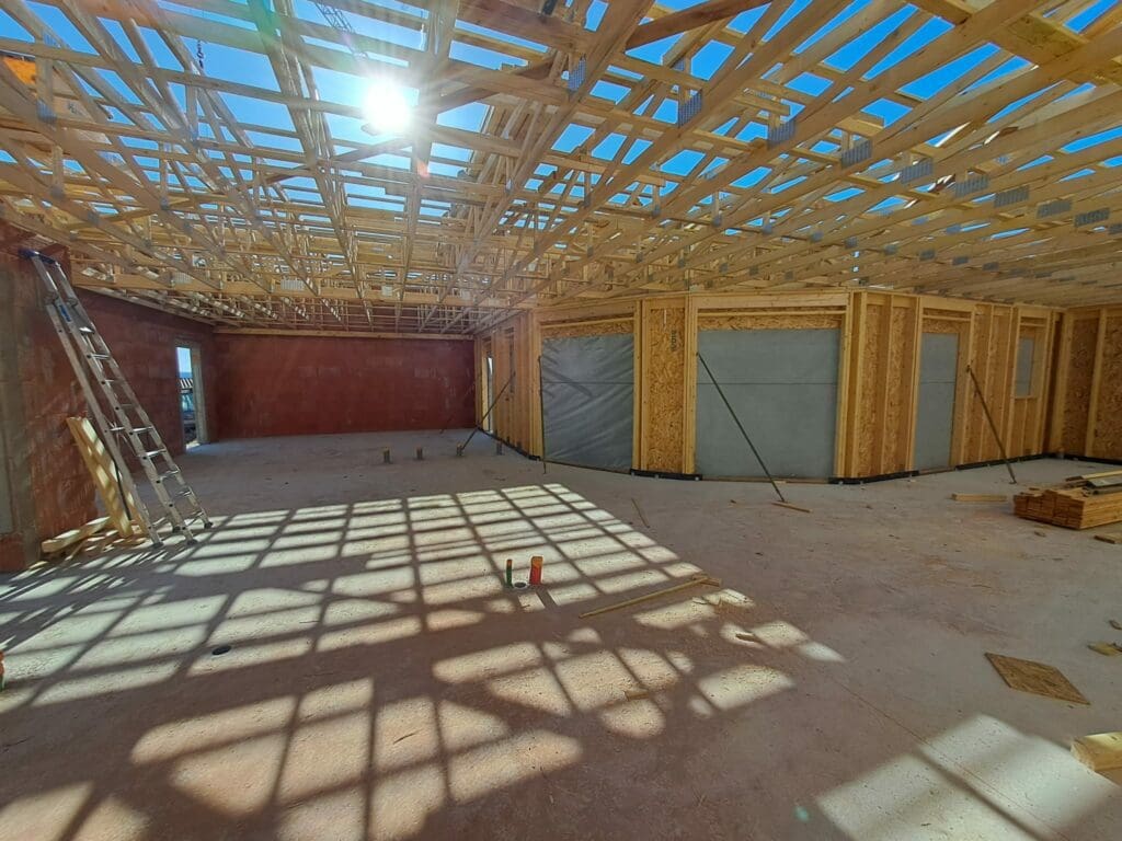 construction d'une maison en bois avec murs en brique
