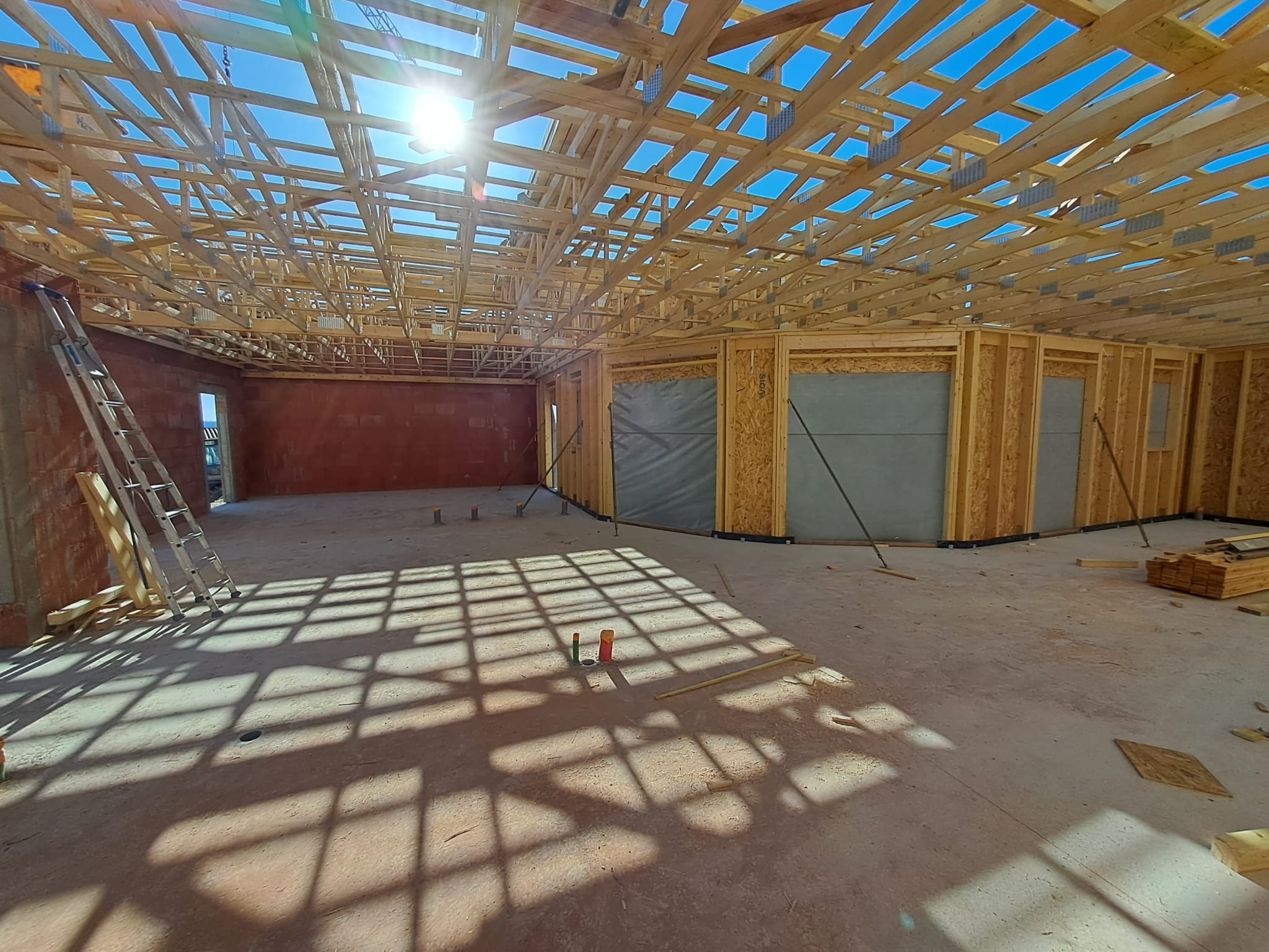 construction d'une maison en bois avec murs en brique