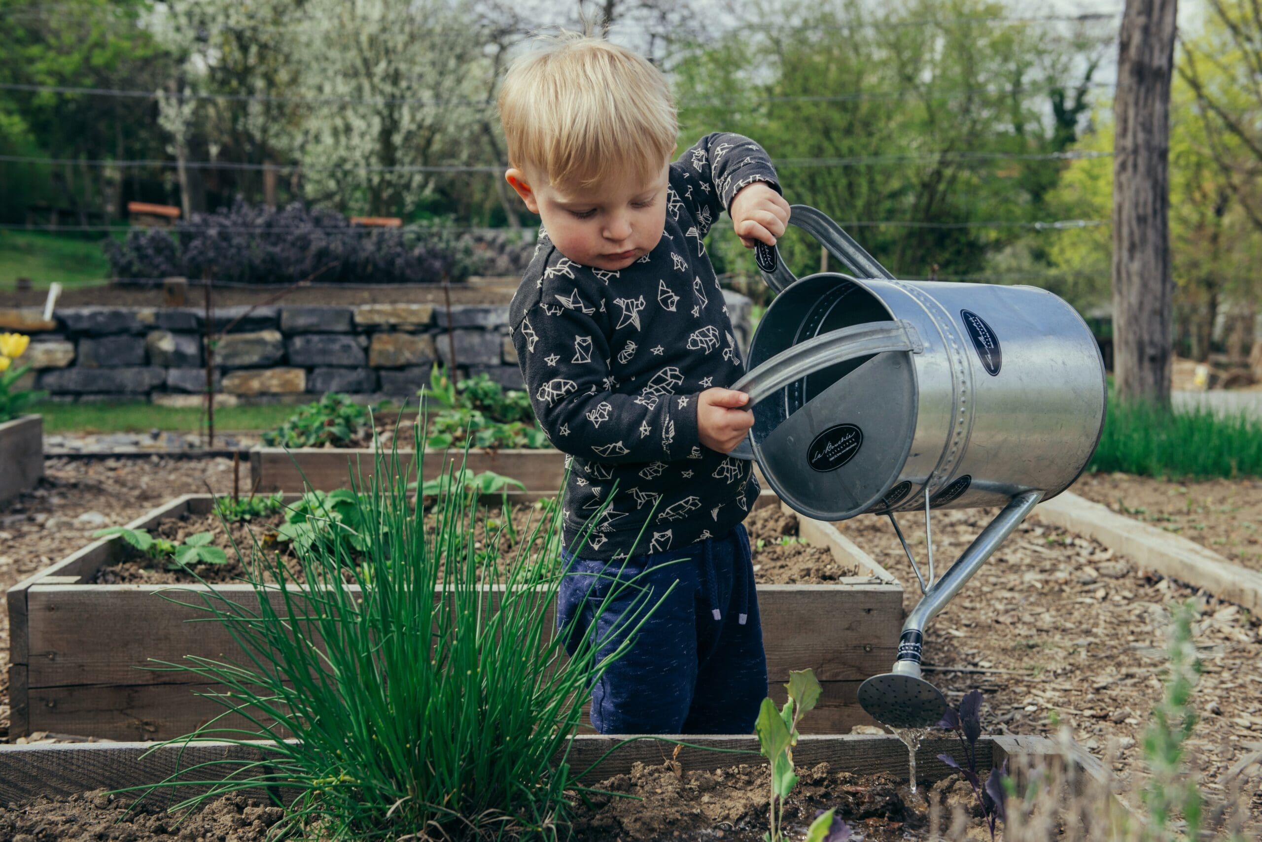 Construire sa maison avec jardin permet d'apprendre le jardinage aux enfants. 