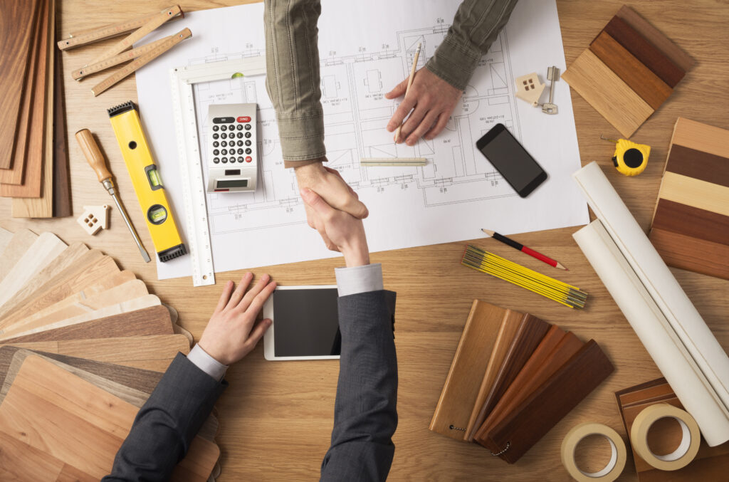Le constructeur et son client élaborent ensemble le plan de la maison.