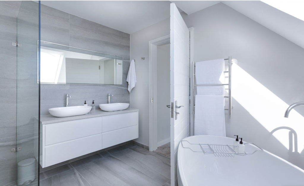 Se lancer dans des travaux de rénovation d'une belle salle de bains est complexe.