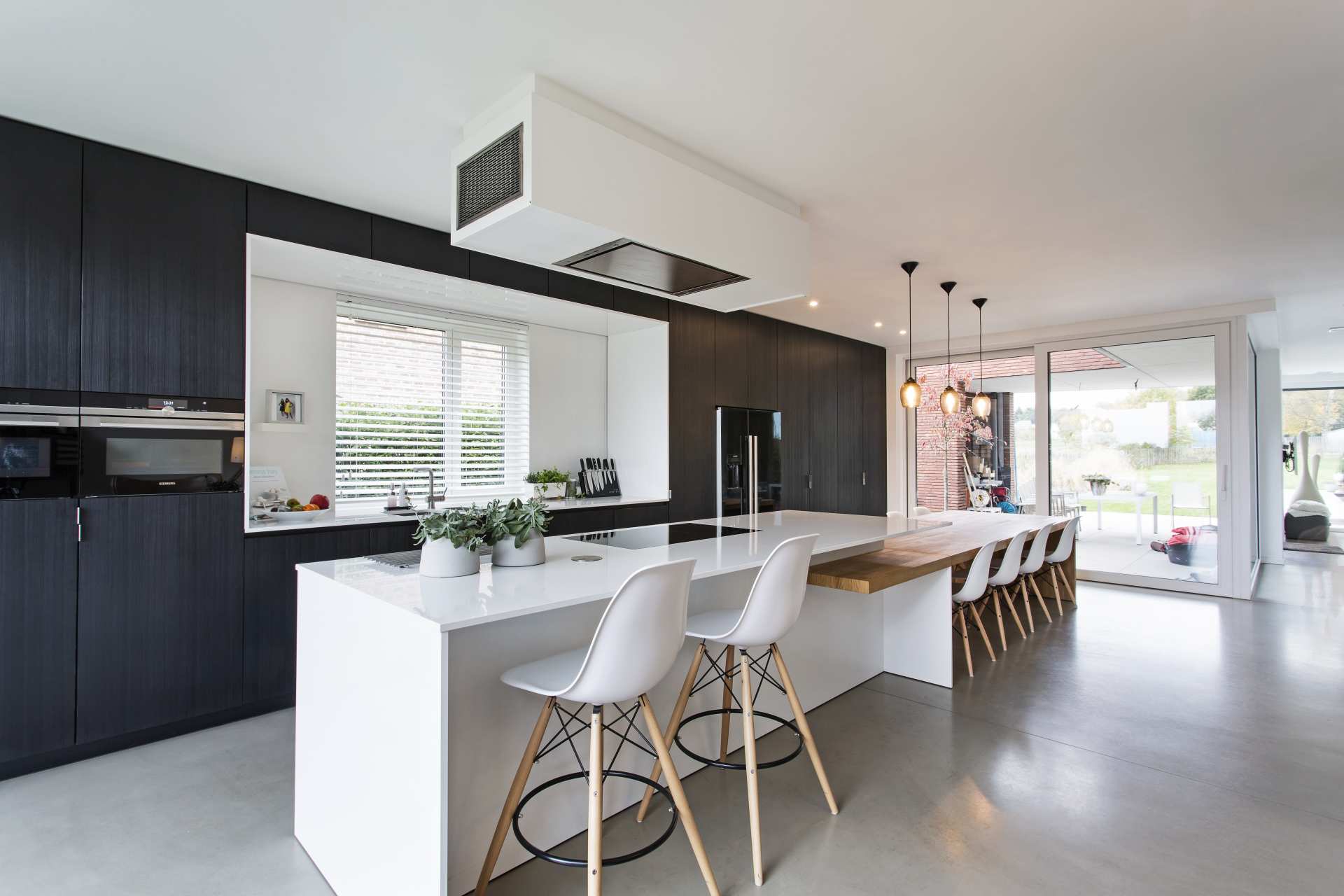 Les maisons neuves 2025 sont construites autour de la cuisine avec îlot.