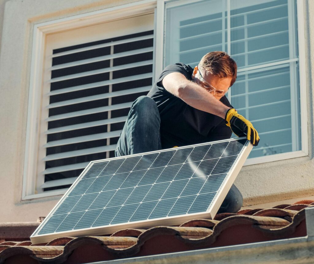 maison-toit-pentu-panneaux-solaires